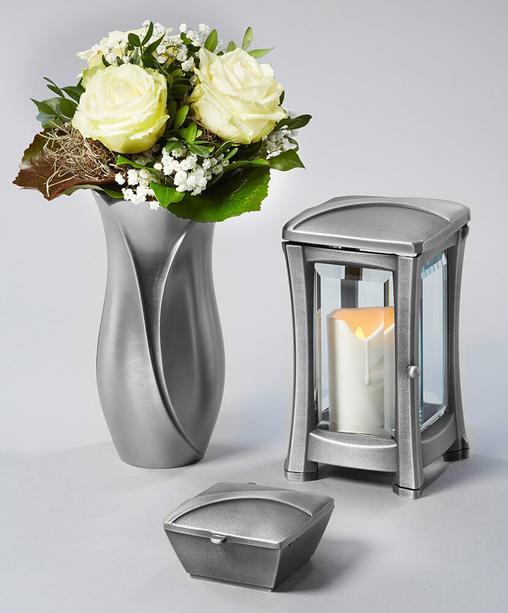 Klassische Grablampe mit Fen und Ornament - Fiora / Aluminium grau