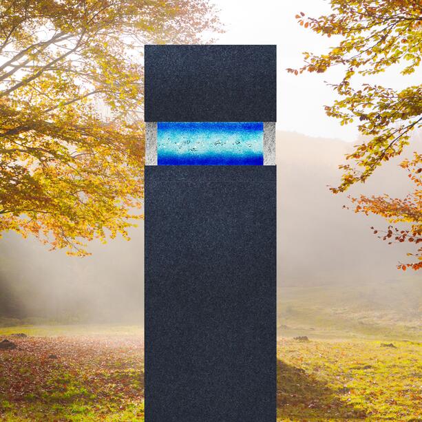 Urnengrabstein schwarzer Granit mit blauem Glas - Carisso Vetro