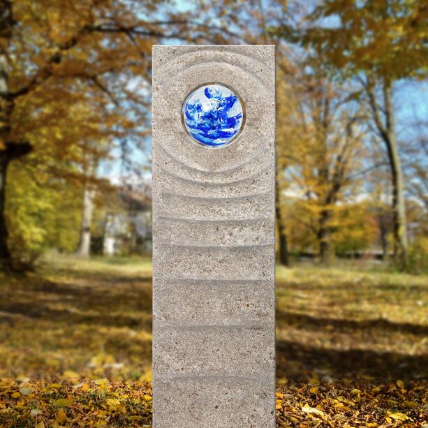 Muschelkalk Urnengrabstein mit Glas Kugel blau - Levanto Aqua