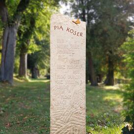 Urnengrabstein Stele mit Schmetterling aus Bronze -...