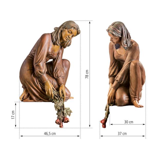 Bronzefrau kniet mit Rosenstrau - Nerea