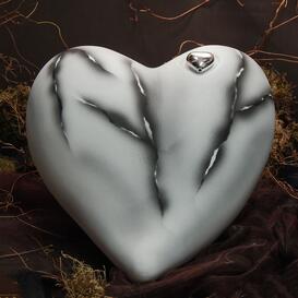 Au�ergew�hnlich marmorierte herzf�rmige Tierurne mit...