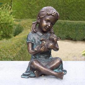 Sitzendes Mdchen hlt Teddybr - Bronzefigur - Annelie
