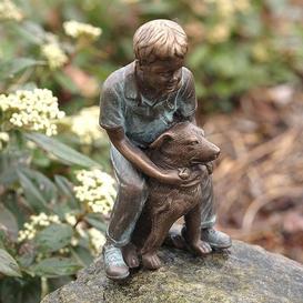 Grab Bronzefigur Junge hlt sitzenden Hund - Paul & Bello
