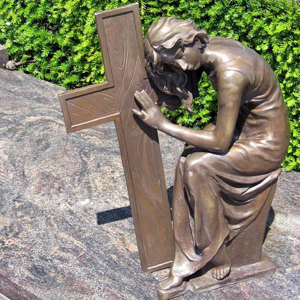 Trauernde Bronzefrau lehnt sich an Kreuz - Tirina