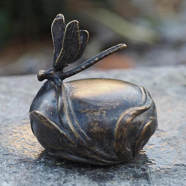 Libelle auf Stein sitzend als Grab Bronzefigur - Libelle