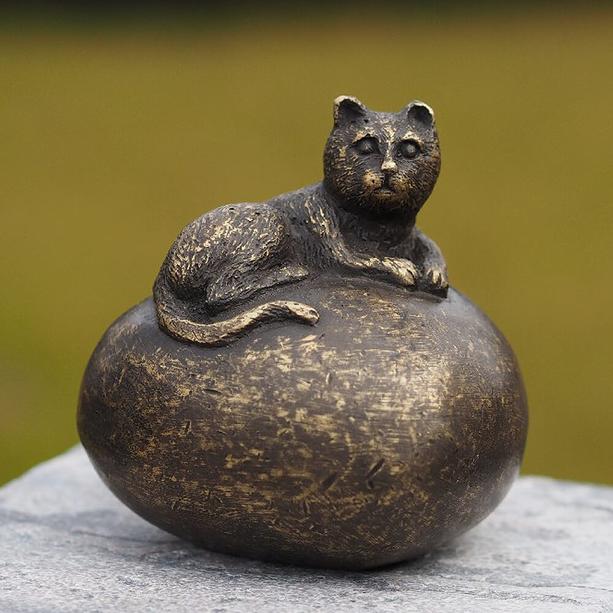 Bronze Katze auf Stein wacht über die Umgebung - Aufmerksam