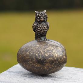 Kleine Vogelfigur - Eule sitzt wachend auf Stein - Wachen