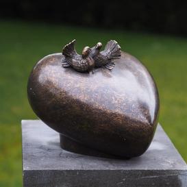 Turtelnde Tauben sitzen auf Herz - Bronze Grabskulptur -...