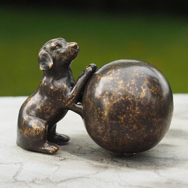 Kleiner Hund mit Kugel - Grabfigur aus Bronze - Wachender Hund