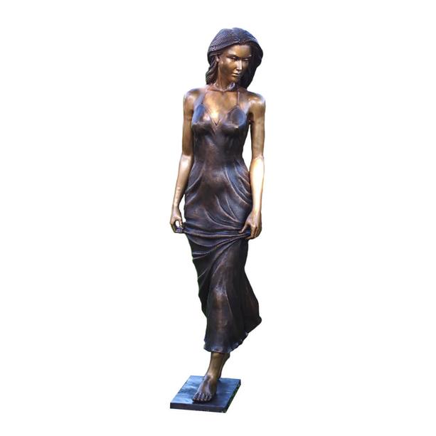 Herabblickende Frau mit Kleid aus Bronze - lebensgroß - Adelinde