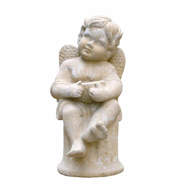 Niedlicher Engel auf Sockel sitzend zur Grabdekoration aus Steinguss - Castiel