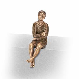 Sitzender Junge - moderner Grabschmuck aus Bronze oder...