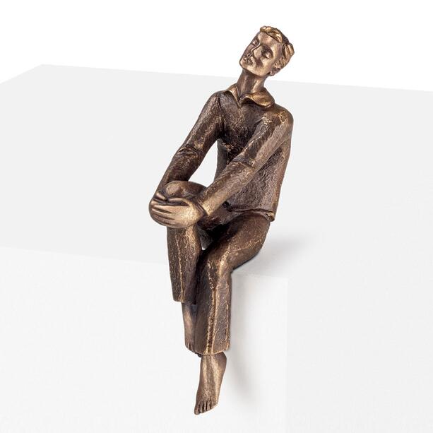 Sitzender Junge aus Metall als moderne Grabdekoration - Puer / Bronze