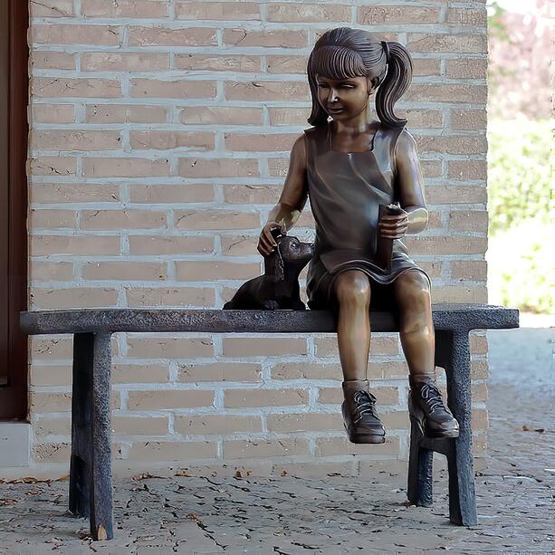 Schöne Bronze Friedhofsskulptur Mädchen sitzt mit Hund auf Bank - Karola & Mao
