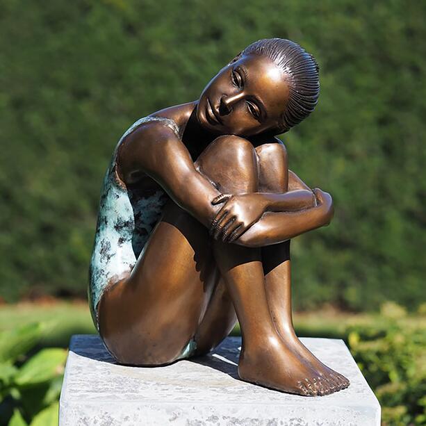 Sitzende Frau mit Badeanzug aus Bronze - Stilvolle Grabfigur - Sonnenbad