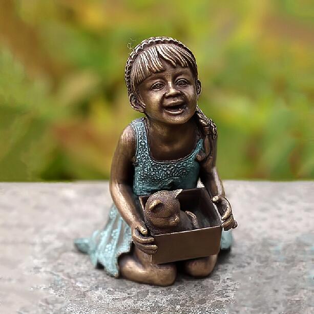 Lachendes Mädchen mit Kätzchen im Karton - Bronze Grabfigur - Josi