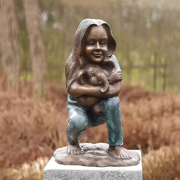 Bronzeguss Mädchen Skulptur im Schlafanzug mit Teddy - Lia