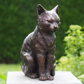 Sitzende Katzenfigur aus Bronze als Grabschmuck - Katze Fela