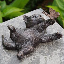 Spielender Katzenwelpe mit Schmetterling aus Bronze -...