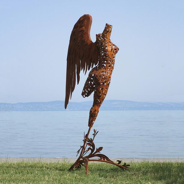 Fliegende Engelskulptur aus Metall als Friedhofsdeko - Thalira