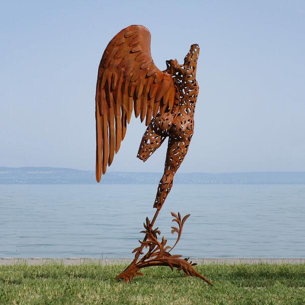 Fliegende Engelskulptur aus Metall als Friedhofsdeko - Thalira