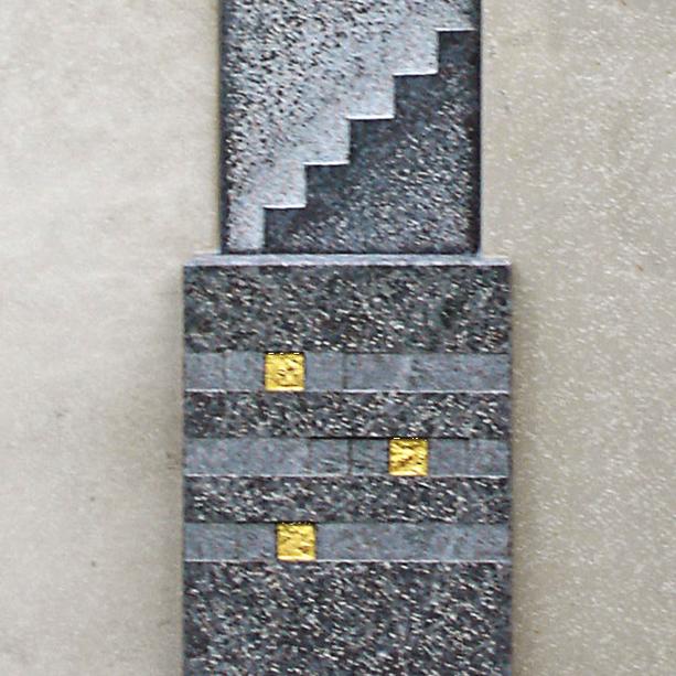 Mehrteiliger Grabstein Granit & Kalkstein mit Figur - Sovana
