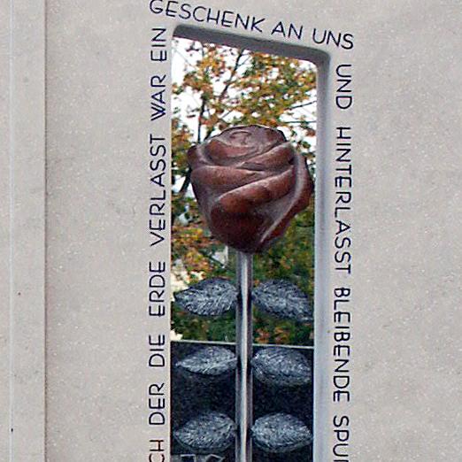 Grabstein Urnengrab Naturstein mit Rose - Bienno