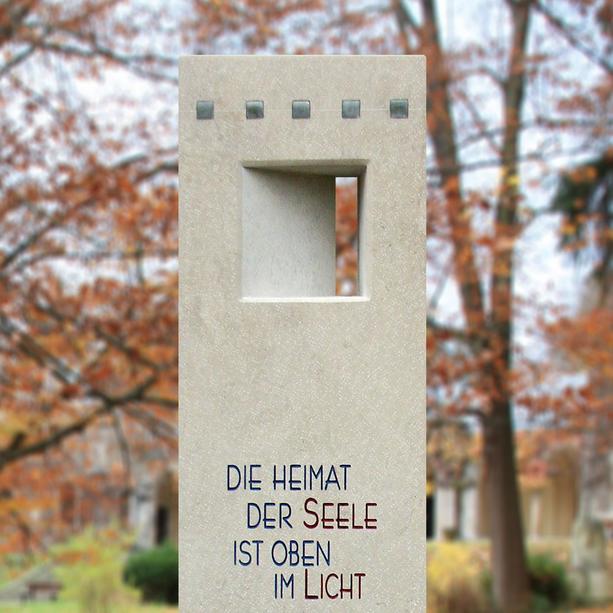 Stele Einzelgrab Naturstein hell mit Öffnung - Infinio