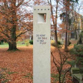 Stele Einzelgrab Naturstein hell mit Öffnung - Infinio