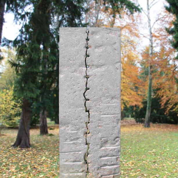 Grabdenkmal Naturstein vom Steinmetz mit Riss - Svevo