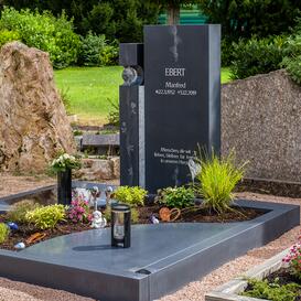 Romantischer Doppelgrabstein Granit mit Blumen Gravur -...