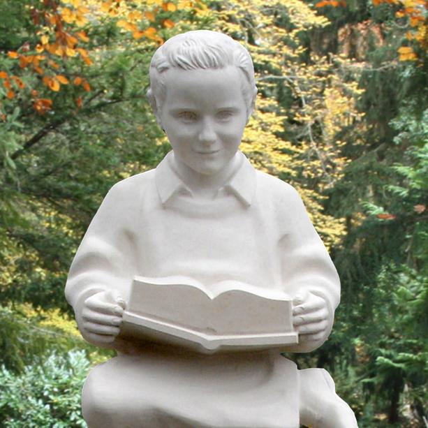 Urnengrab Grabskulptur Junge mit Buch - Novella