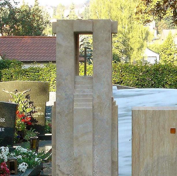 Familiengrabstein Sandstein bunt mit Kreuz - Lorenzo