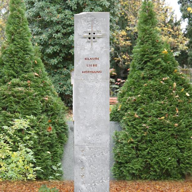 Einzelgrab Grabstele Naturstein mit Kreuz - Credo