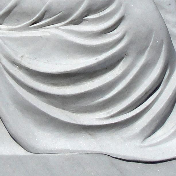 Grabmal schwarzer Grabstein mit weißer Marmorskulptur - Sofia