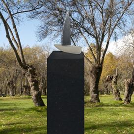 Grabstein Urnengrab Granit klein mit Schiff Skulptur - Vela