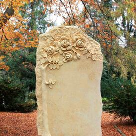 Sandstein Grabstein mit Blumen rustikal - Claranda