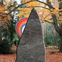 Felsen Grabmal mit Regenbogen Glas - Regenbogenberg