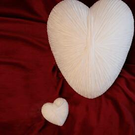 Stilvolle Gedenkurne mit Stoff in Wei� - Venadi / ohne Standfu�