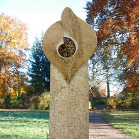 Grabmal fr Urnengrab aus Kalkstein mit Fossil online -...