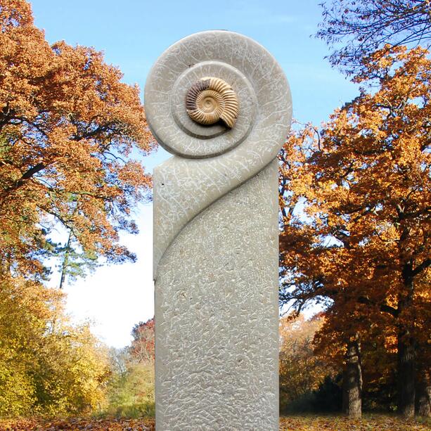 Besonders Grabdenkmal fr ein Urnengrab mit Fossil in einer Spirale - Tadema