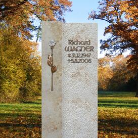 Exklusive Grabstele aus Naturstein mit kleiner Bronzerose...