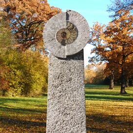 Rustikaler Urnengrabstein aus Kalkstein mit Ammonit -...