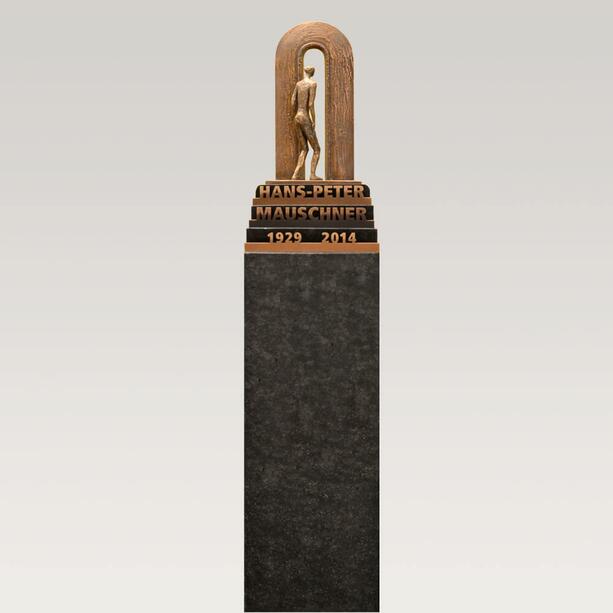 Urnengrabstein in Stelenform - dunkler Granit mit Skulptur / Treppe & Tr - Porta Missio